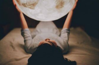 женщина обнимает луну