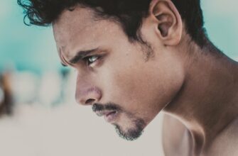 Мужчина с каплями пота на лбу