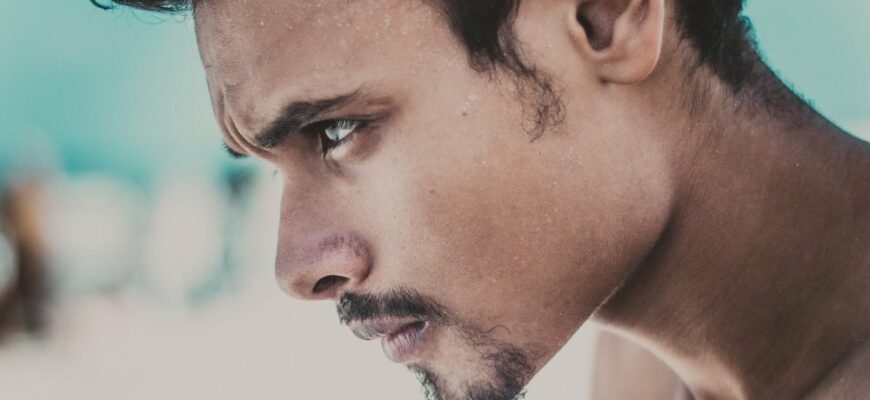 Мужчина с каплями пота на лбу