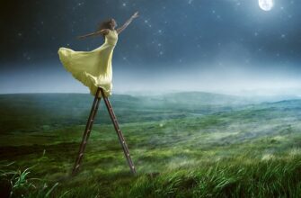 девушка стоящая на лестнице