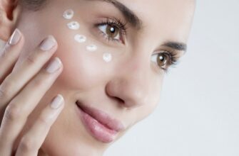 точечное нанесение крема вокруг глаз