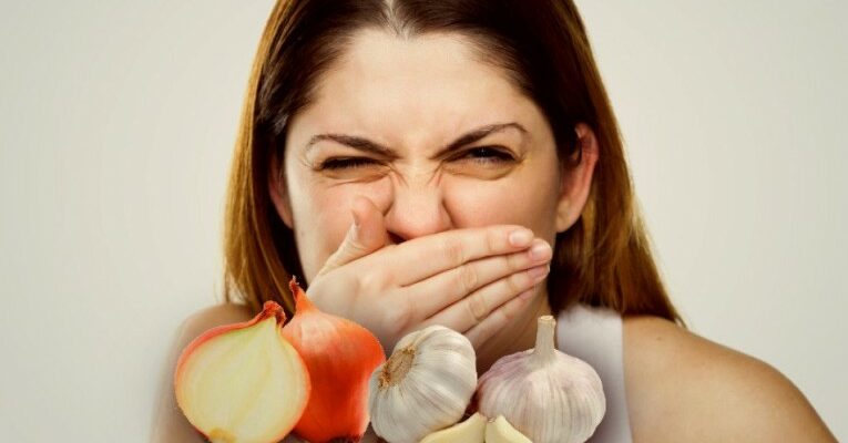 Почему от человека долго пахнет чесноком и луком