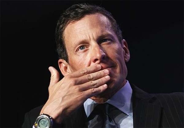 2- говорящий прикрывает рот