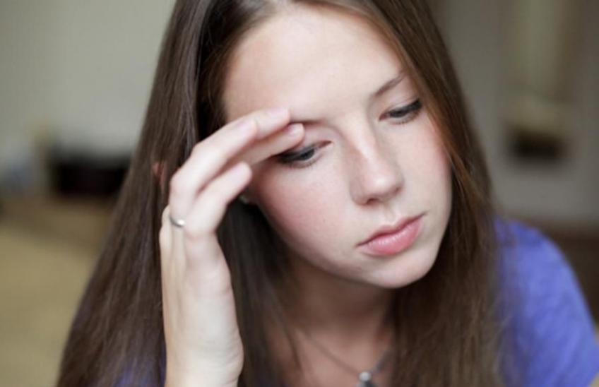 3 - лжец потирает веко