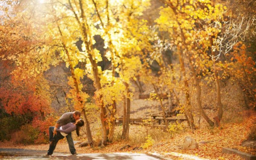 пара на фоне золотой осени