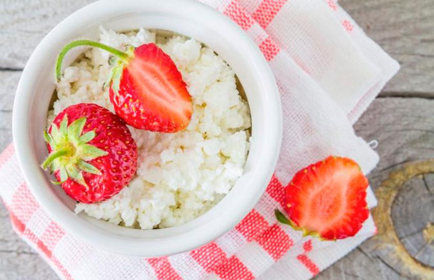 творожный продукт с клубникой