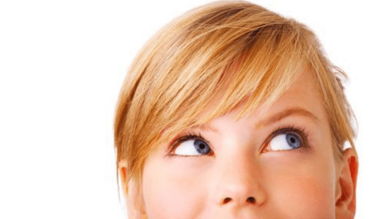 собеседник смотрит влево и вверх