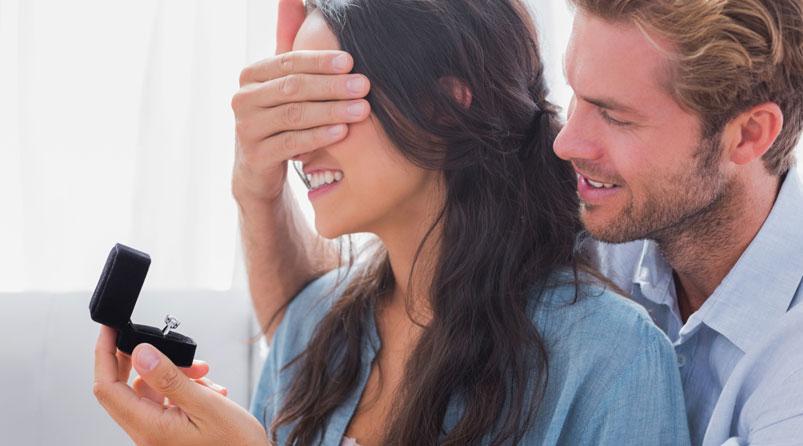 Мужчина делает предложение девушке