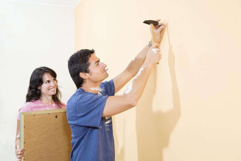 Мужчина помогает в домашнем хозяйстве