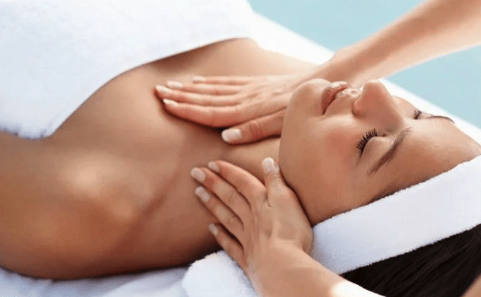 процедура по массажу шеи девушки