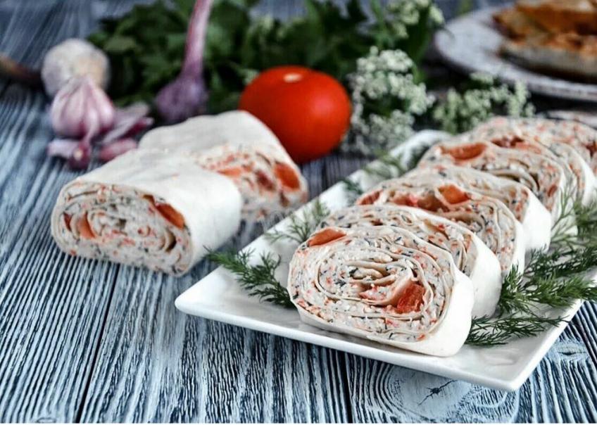 Рулетики с зеленью, творогом и овощами