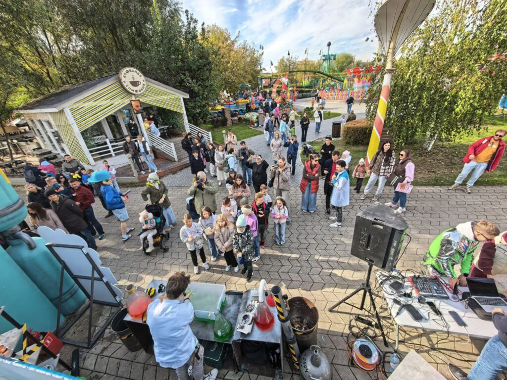 Надежда Ангарская, Светлана Абрамова, Екатерина Копанова, Ирина Пудова и другие протестировали новую горку «Нитро» в парке «Сказка»